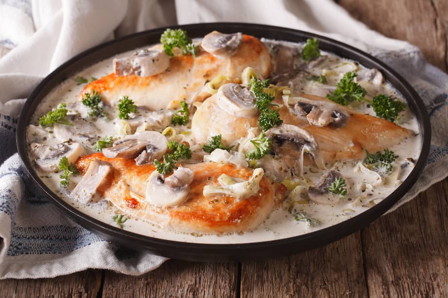 Puedes añadir brócoli o espinaca a este pollo en salsa de champiñones.