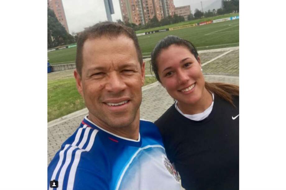 Vanessa Córdoba junto a su papá, en la sede de la selección de Colombia en Bogotá.