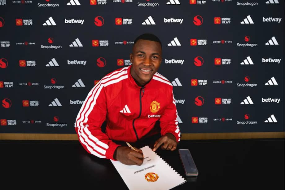Cristian Orozco firmando su contrato con Manchester United.