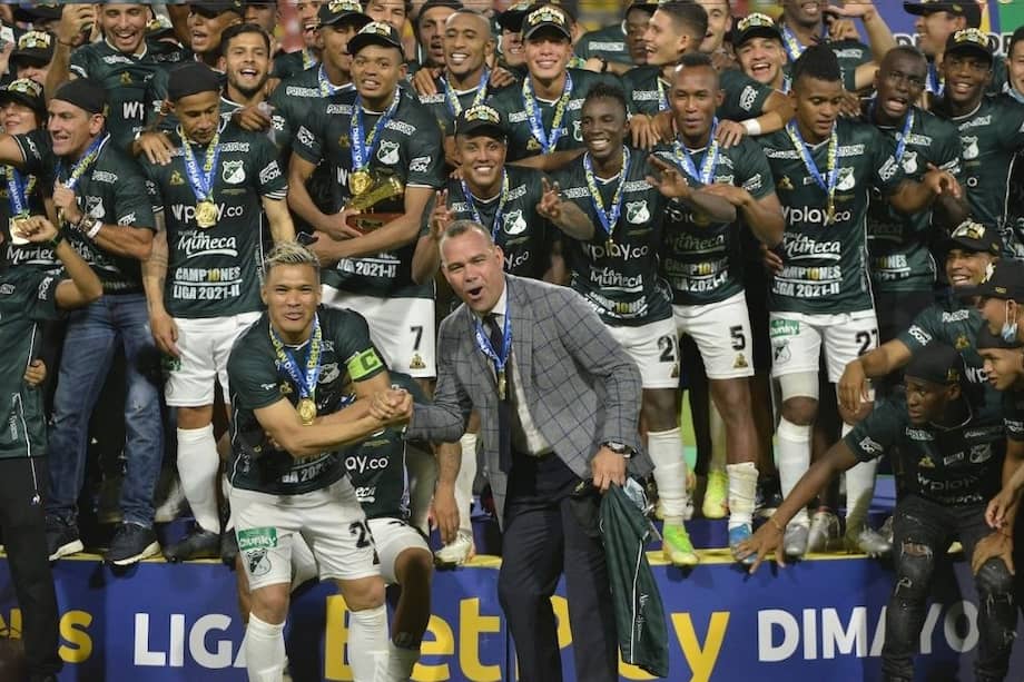 Rafael Dudamel celebra con sus jugadores la obtención de la décima estrella del Deportivo Cali.
