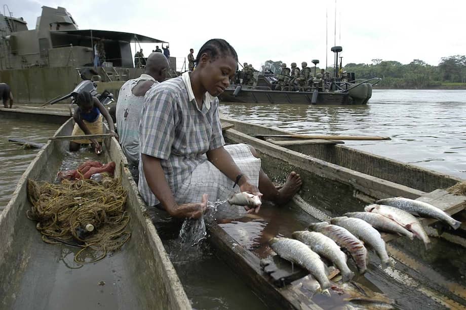 En el Chocó las mujeres utilizan las aguas del río Atrato como basurero, pero también como fuente de consumo.