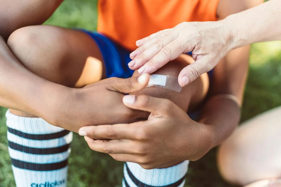 El deporte en adolescentes fortalece cuerpo y mente, pero también implica riesgos.
