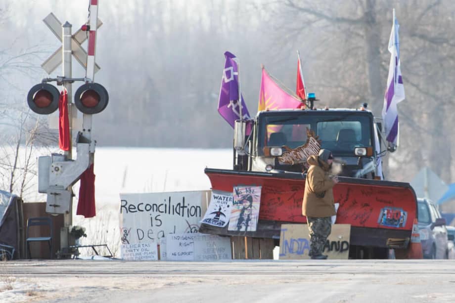Desde hace varias semanas, indígenas canadienses bloquean vías férreas del país, afectando el principal corredor del país. / AFP