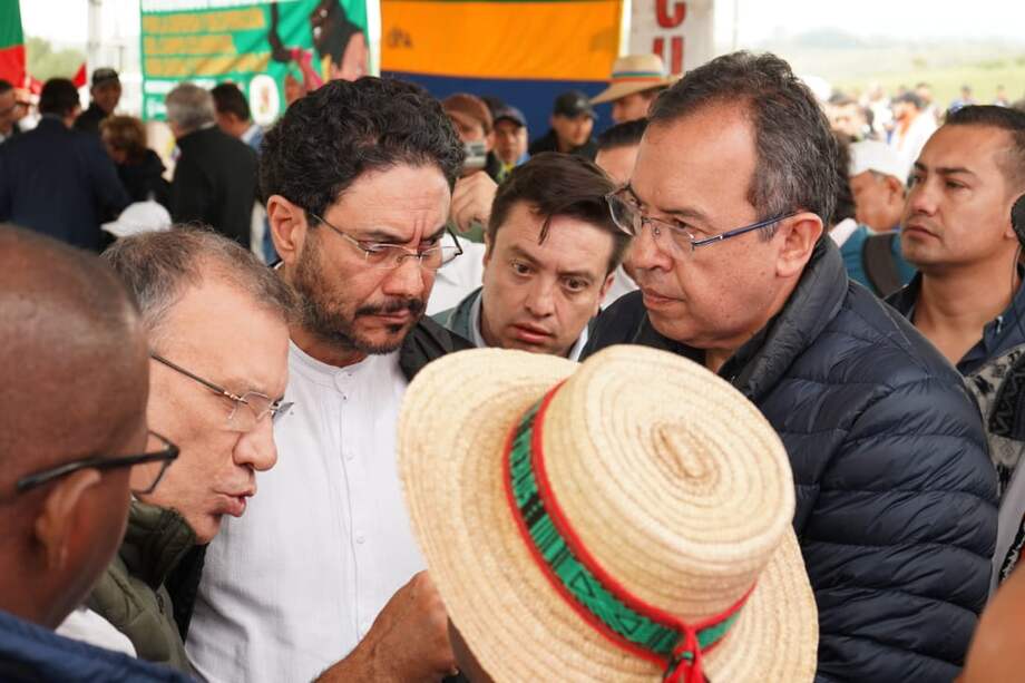 Iván Cepeda, presidente de la Comisión de Paz del Senado, Roy Barreras, como presidente del Congreso, y el mininterior Alfonso Prada, se reúnen con la comunidad de Monterilla, en Caldono, Cauca.