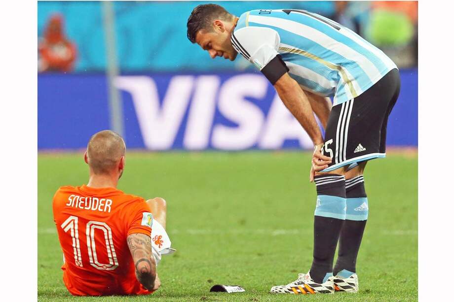 El defensor Martín Demichelis (derecha) llenó los espacios que otorgaba la defensa de Argentina. / EFE