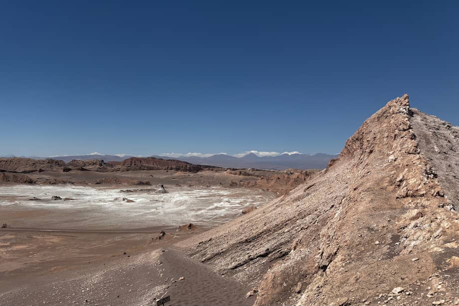 El volcán se ubica en la Región de Atacama, sobre la frontera entre Chile y Argentina