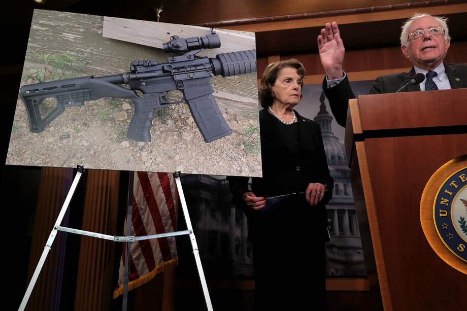 La senadora Dianne Feinstein (D-CA) (izq.) y el senador Bernie Sanders celebran una conferencia de prensa para anunciar la legislación propuesta sobre el control de armas en el Capitolio de los Estados Unidos. / AFP
