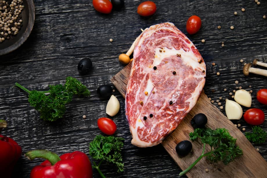 Elija el corte de carne adecuado para preparar al barril y conquiste en la mesa con deliciosos sabores ahumados.