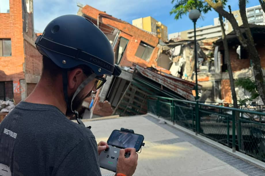 César utiliza sus drones para inspeccionar edificaciones colapsadas y buscar señales de perros y gatos que pudieron quedar atrapados tras el terremoto en Cali.