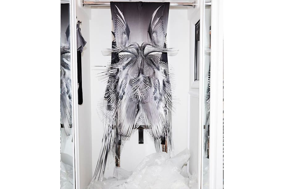 Parecido a la silla Juego de Tronos, el traje de Fredrik Robertsson en la Met Gala