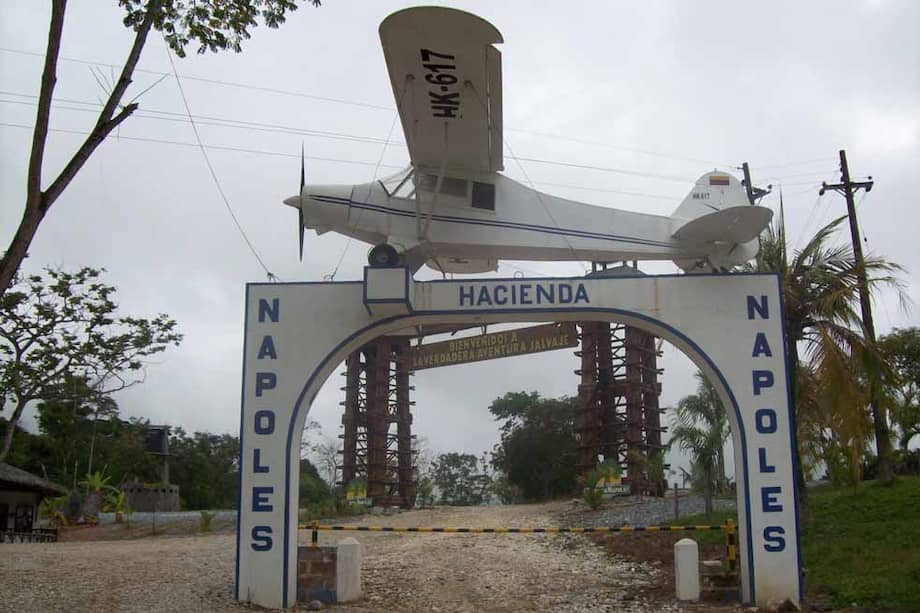 Avioneta en la Hacienda Napoles de propiedad de Escobar. /Archivo