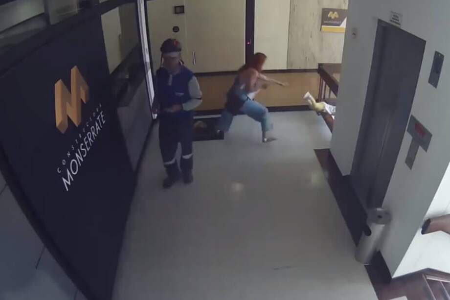 La madre tuvo una rápida reacción para salvar a su bebé. / Pantallazo del video.