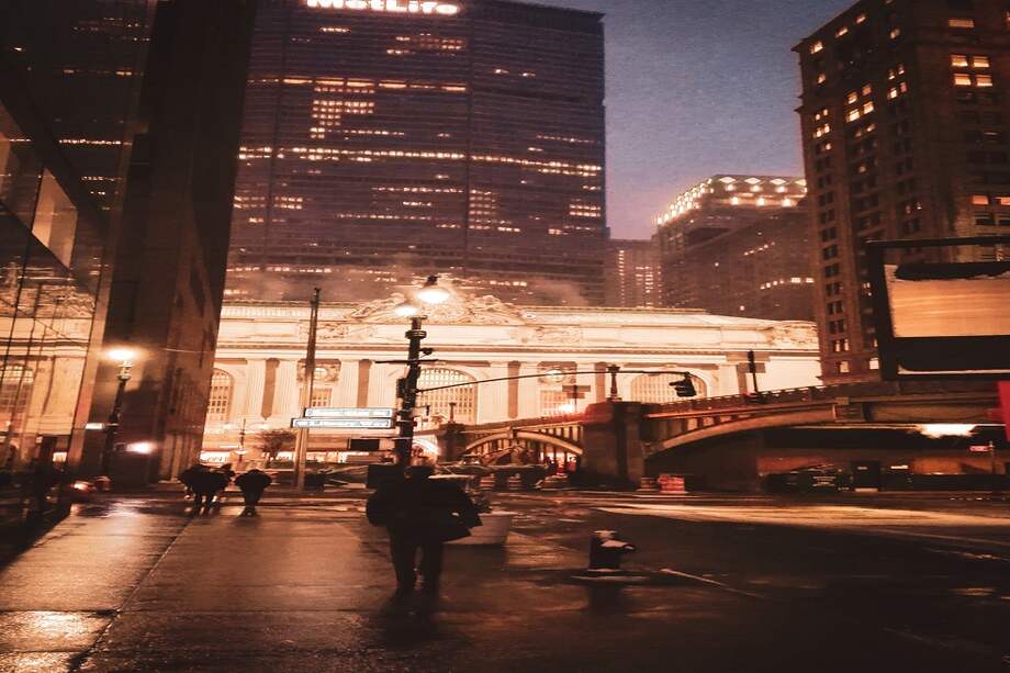 A partir de las fotos de Vanegas, tomadas en ciudades como Nueva York, La Habana o Bogotá, Salas construye historias en las que los protagonistas dan vida a esos espacios, han estado en ellos o se convierten en los detonantes del relato.