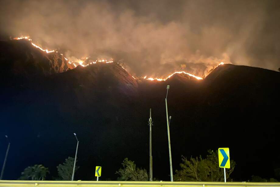 Por la emergencia, se evacuaron 105 habitantes de la vereda Caimito y 160 en la vereda Tripicho, en Quetame (Cundinamarca).
/ Tomada de Twitter: @diejorodriguez