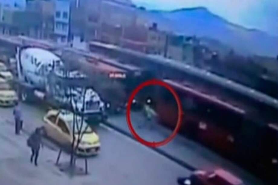 Imagen del video que registró el momento cuando un bus de TransMilenio arrolló a una pareja.