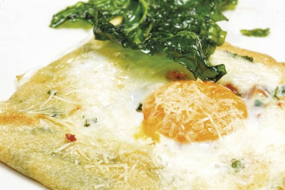 Crepe rellena de cebolla puerro y espinaca cremosa con huevo horneado