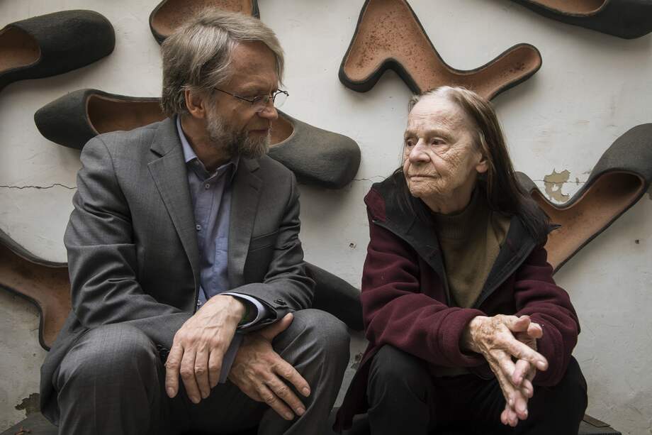 Nijole Sivickas junto a su hijo Antanas Mockus. / Daniel Álvarez - Cromos