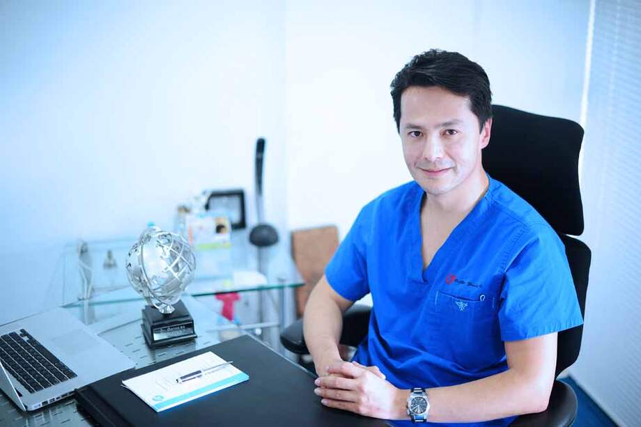 El doctor Alan González realiza esta labor social, después de que una joven de 16 años, víctima de agresión con ácido, llegara a pedirle ayuda. / Nelson Sierra