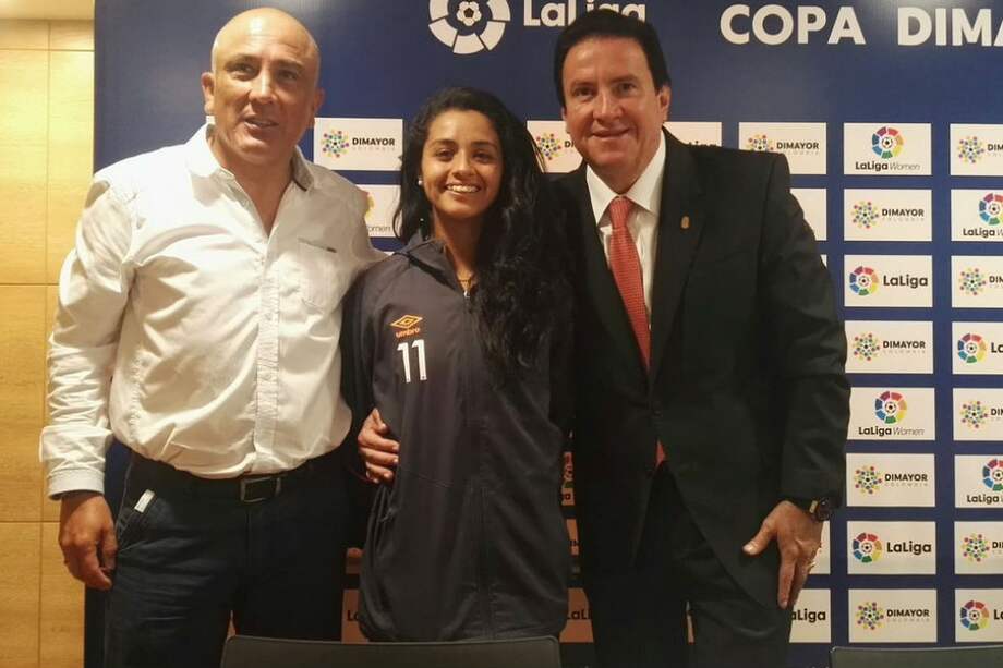 Víctor Rozo, técnico del club cardenal, Liana Salazar, capitana, y César Pastrana, presidente del club. / Santa Fe