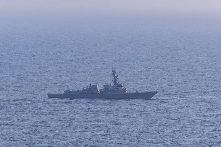 Fotografía cedida por el Comando Central de Estados Unidos (Centcom) del destructor de misiles guiados USS Spruance (DDG 111) estadounidense durante el bloqueo a barcos iraníes este miércoles, en el estrecho de Ormuz.
