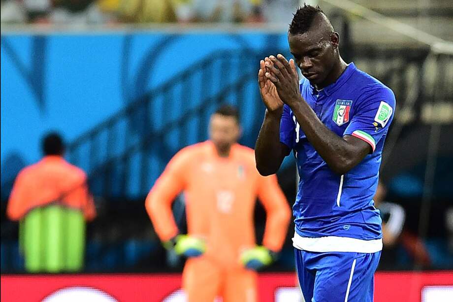 Mario Balotelli celebra su tanto contra Inglaterra.