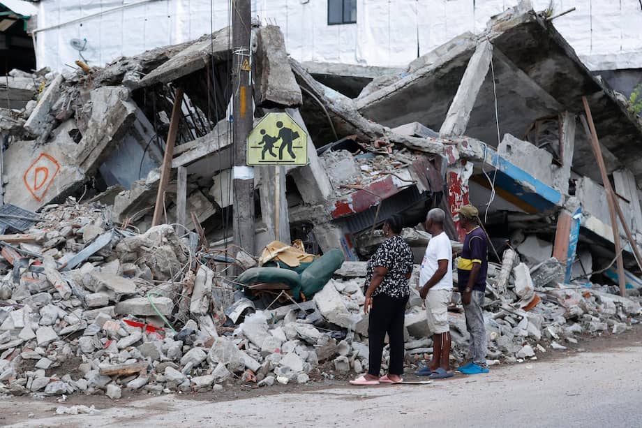 Personas observan un edificio destruido por el terremoto este miércoles, en Quibdó, Chocó (Colombia).