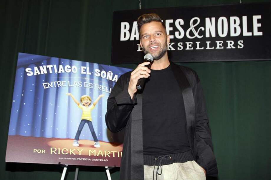 El cantante Ricky Martin habla durante la presentación de su primer cuento infantil "Santiago el Soñador" en una librería del bajo Manhatan en Nueva York / EFE