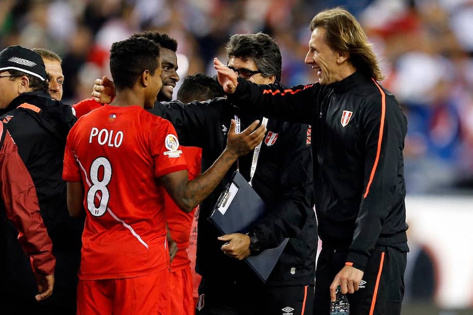 Gareca (der.) y sus muchachos celebran la histórica victoria 1-0 de Perú sobre Brasil, el domingo. / EFE