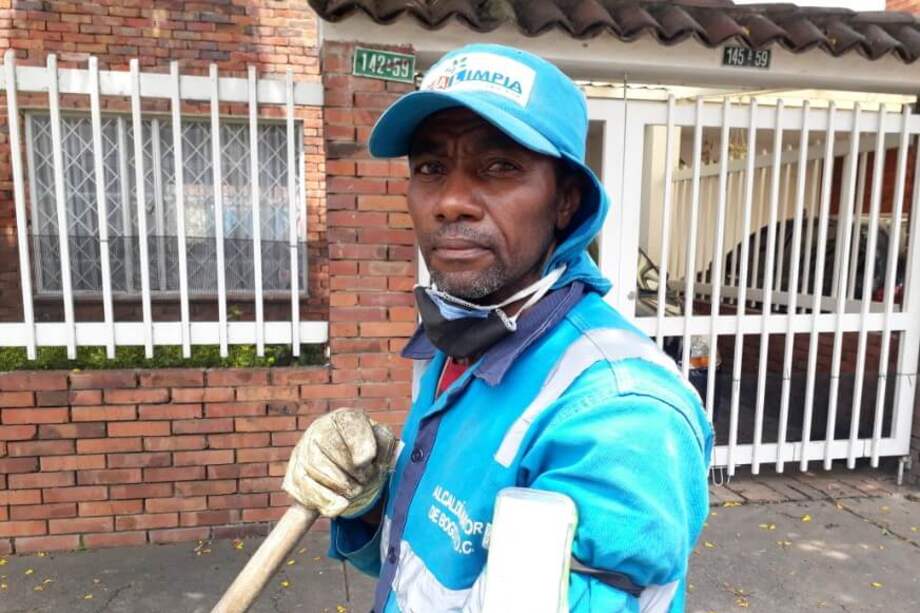 Elkin Londoño tiene 54 años de edad, nació en Padilla, Cauca, es desplazado por la violencia y lleva ocho años barriendo las calles de Bogotá. / Fotos: Nelson Padilla