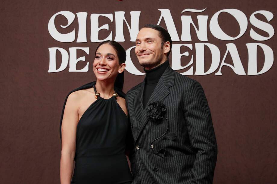 BOG400 BOGOTÁ (COLOMBIA), 10/12/2024.- El actor colombiano Claudio Cataño (d) posa junto a su novia, la actriz María del Rosario Barreto (i) en la alfombra roja durante la presentación de la serie de Netflix 'Cien años de soledad', este lunes en Bogotá (Colombia). EFE/ Carlos Ortega