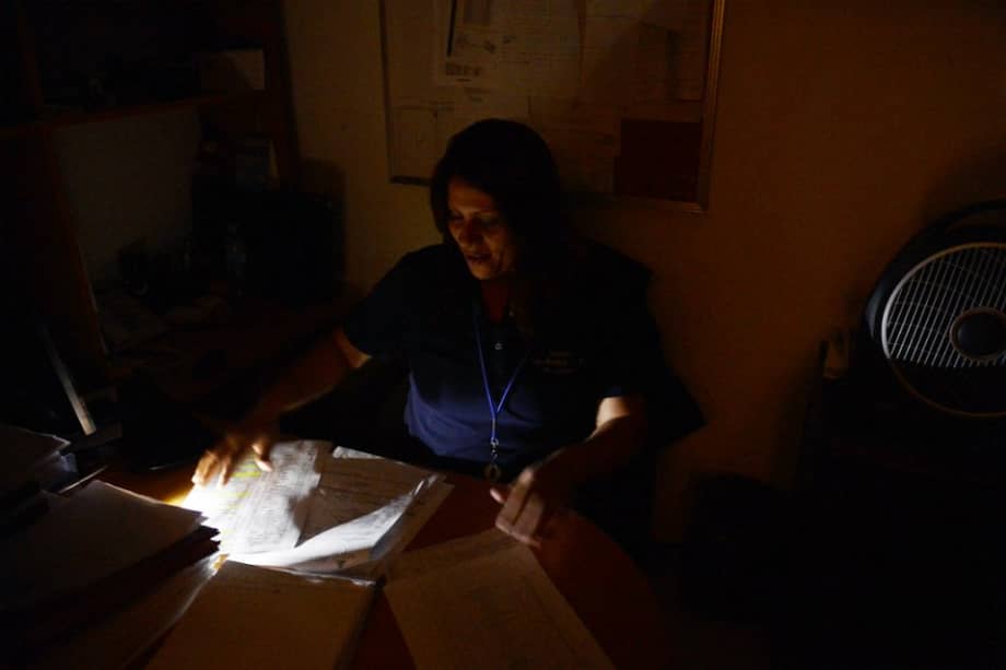 Venezuela va recuperando la luz y Maduro habla de "golpe eléctrico"
