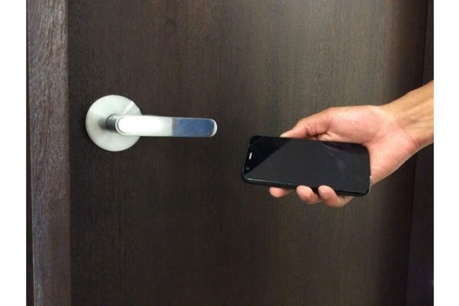 Goji, que se vende por 299 dólares, viene equipada con un acelerómetro que genera una alerta cuando alguien llama a la puerta y envía un mensaje al propietario. /Fotoilustración El Espectador