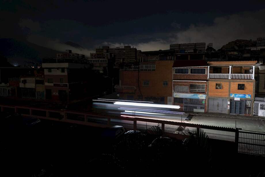 Fotografía de larga exposición que muestra una calle en medio de la falla eléctrica la madrugada de hoy, en Caracas (Venezuela).