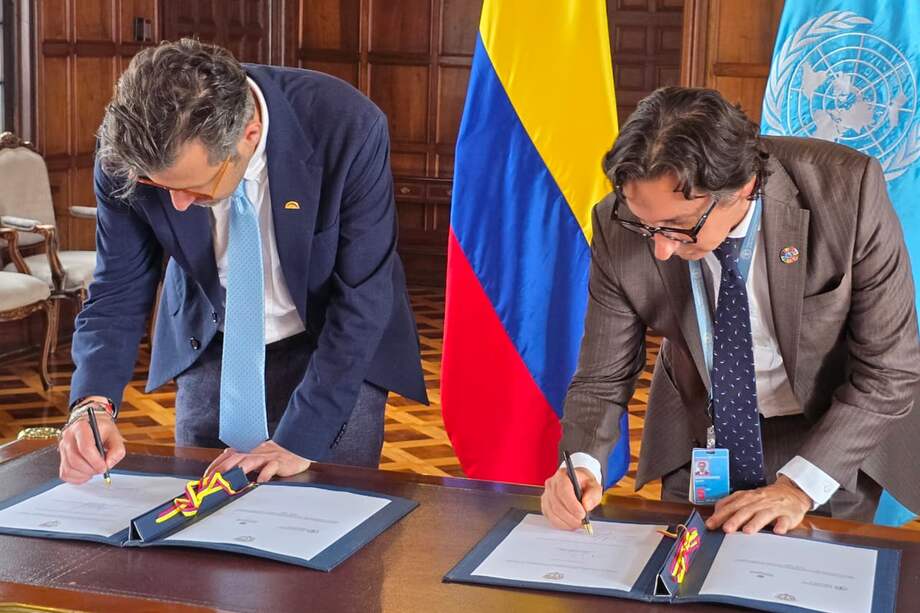 Viceministro de Asuntos Multilaterales, Mauricio Jaramillo, y el representante de FAO en Colombia, Agustín Zimmermann, en la firma del marco país.