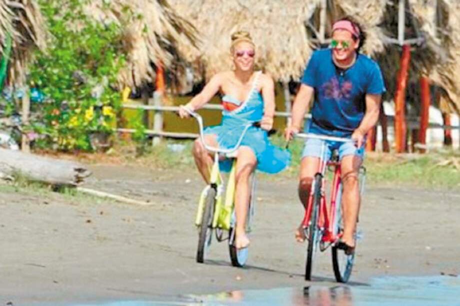 Shakira y Carlos Vives en el video de su última canción “La bicicleta”. / Cortesía