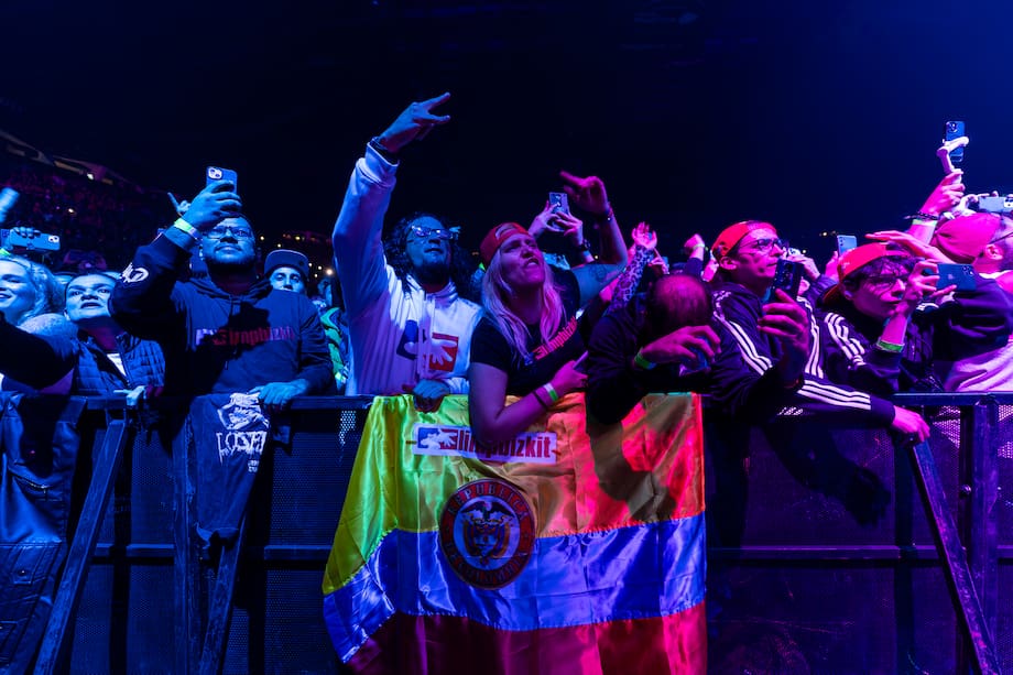 Limp Bizkit convirtió el Coliseo MedPlus en una convención de gorras rojas y pogos: la mítica banda de nu metal liderada por el estadounidense Fred Durst se presentó en Bogotá la noche de este viernes 5 de diciembre de 2025, en el marco del festival LOSERVILLE.