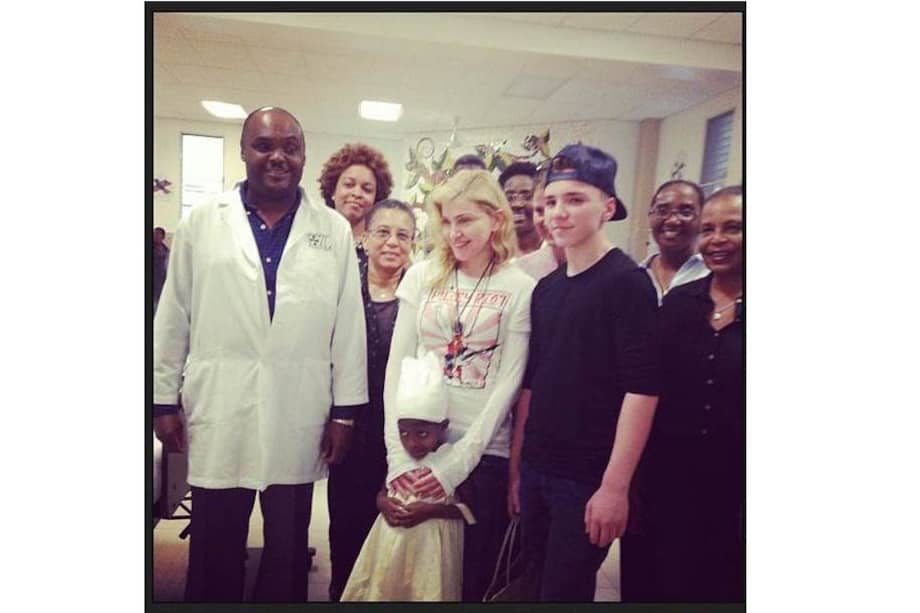 Madonna visita los proyectos humanitarios de su exesposo Sean Penn en Haití