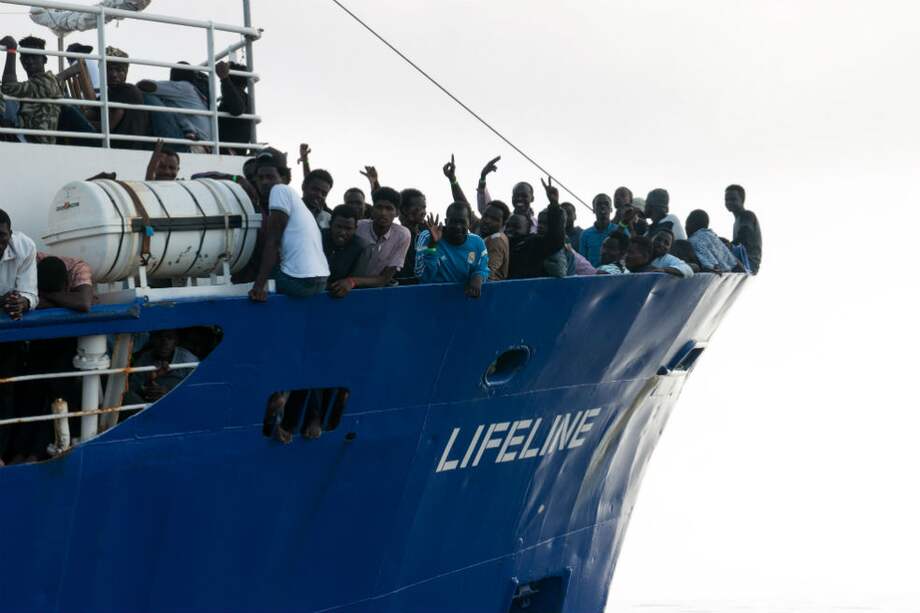 Cerca de 230 inmigrantes que estaban varados en el mar hace una semana pudieron pisar tierra firme. / AFP