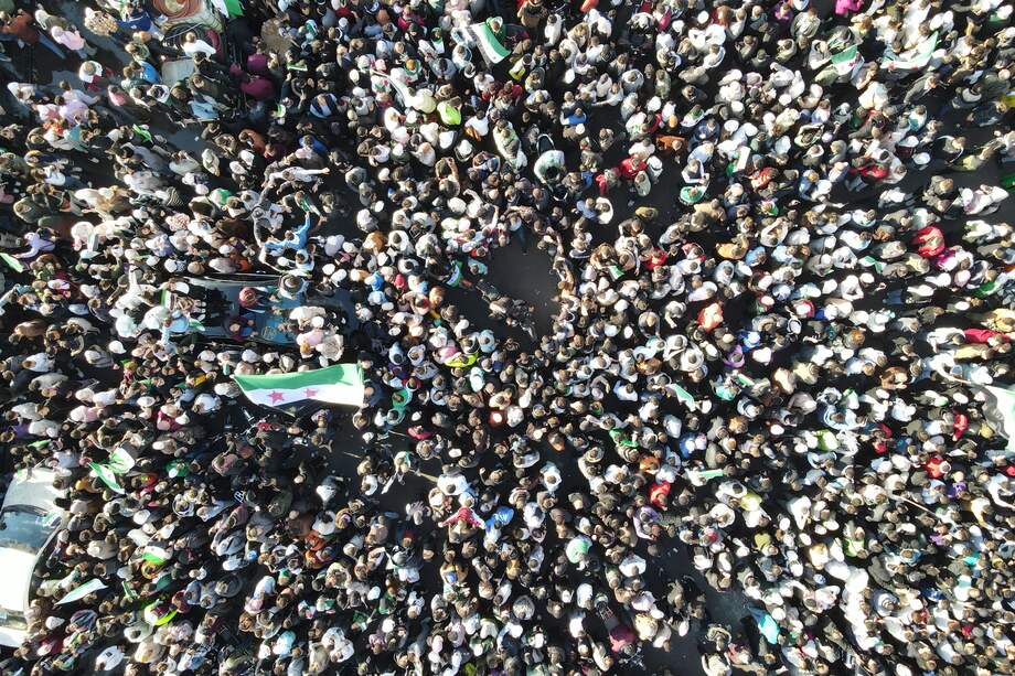 Una fotografía aérea tomada con un dron muestra a personas reunidas para celebrar la toma de Damasco, tras las oraciones en la plaza de los Omeyas.