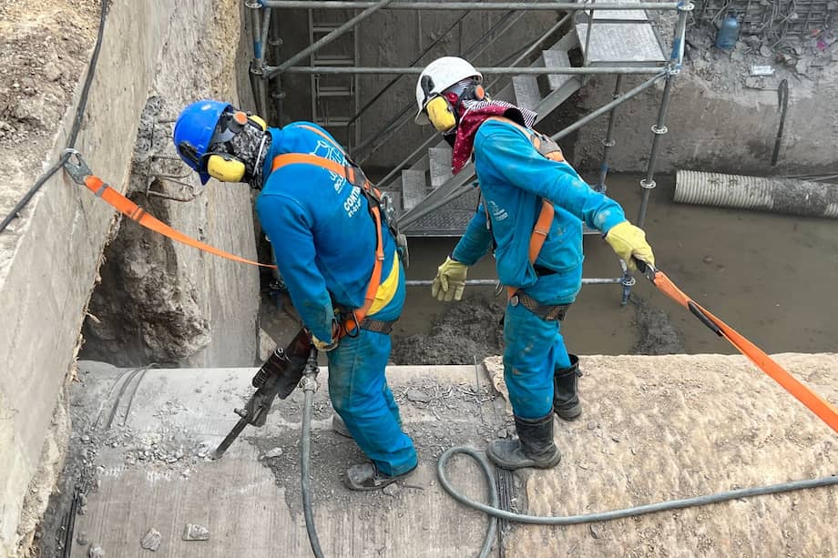 En tiempo récord técnicos y operarios terminaron el empate de la principal de red agua de la ciudad.
