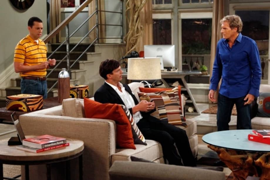 Michael Bolton en una escena de la serie "Two and a Half Men". / Tomada de cbs.com.