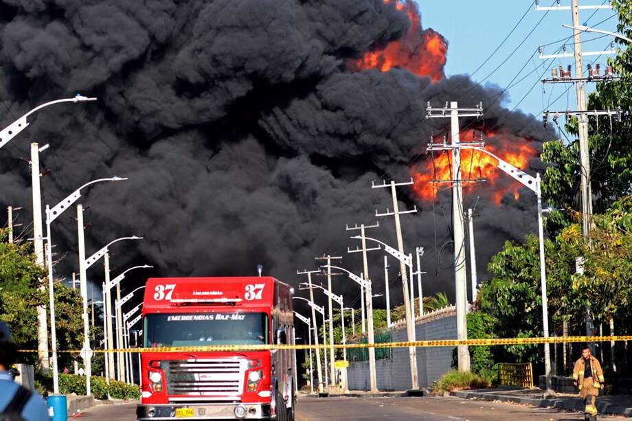 Por el incendio que se registra sobre la vía 40 de Barranquilla se han suspendido los servicios de agua y energía en algunos sectores.