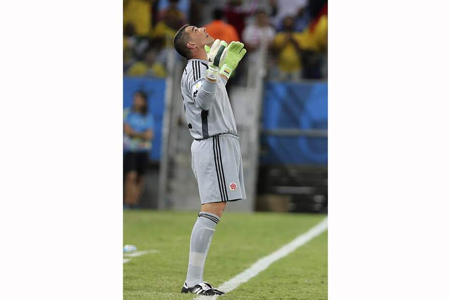 Mondragón le da gracias a Dios antes de ingresar a la cancha. / EFE