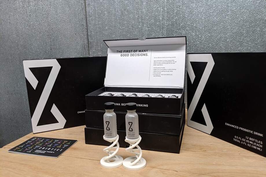 Bajo el lema "Bebe como si hubiese mañana", un laboratorio de San Francisco asegura haber hallado el remedio definitivo para la resaca, llamado ZBiotics. / EFE