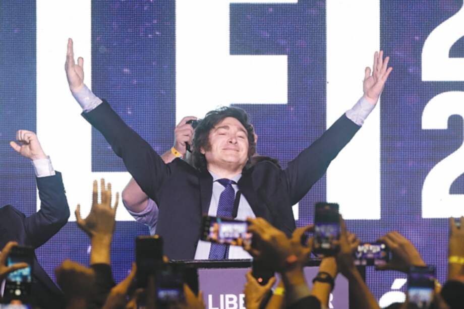 El economista libertario y candidato presidencial de extrema derecha argentino Javier Milei celebra los resultados de las elecciones primarias en la sede de Milei, en Buenos Aires, el 13 de agosto de 2023.