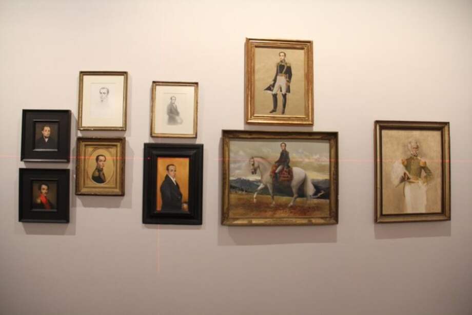 Conjunto de obras del siglo XIX elaboradas por el maestro Juan Cárdenas a partir de su investigación histórica de figuras como el libertador Simón Bolívar.