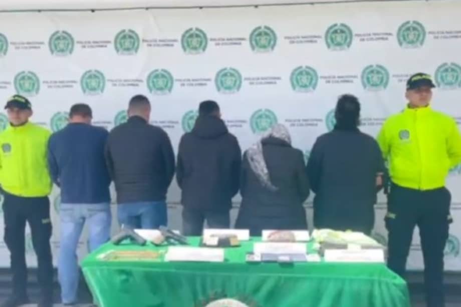 Cuatro hombres y una mujer integraban la banda 'Los Guaqueros', quienes se hacían pasar por uniformados de la Policía y del CTI para hurtar residencias en Bogotá y Cundinamarca.