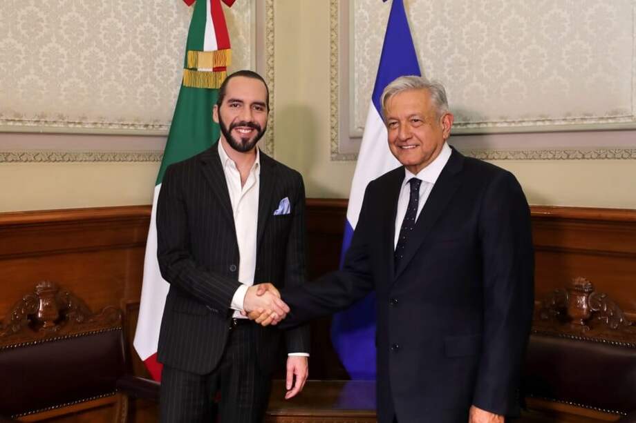 El presidente mexicano Andrés Manuel López Obrador junto al presidente electo de El Salvador, Nayib Bukele. / AFP