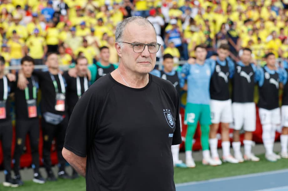El seleccionador de Uruguay Marcelo Bielsa en el estadio Metropolitano de Barranquilla en el partido entre Colombia y Uruguay por las eliminatorias Conmebol.