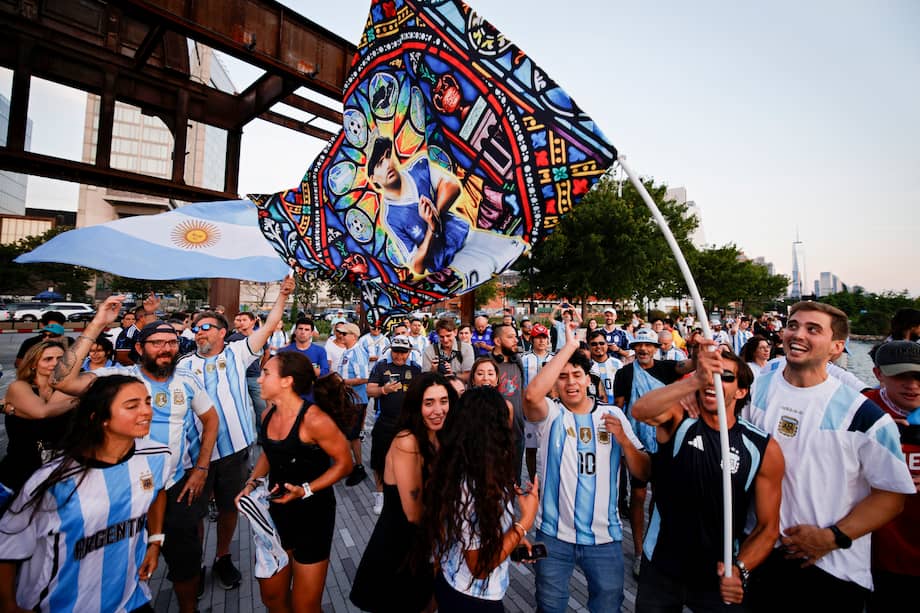 Aficionados argentinos ondean una bandera de Maradona durante un "Banderazo" en Little Island, Nueva York, el 14 de julio de 2026, víspera de la semifinal del Mundial de la FIFA entre Argentina e Inglaterra.